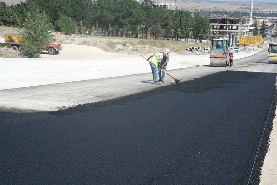 Kütahya Ali Candan Caddesi’nde asfalt mesaisi