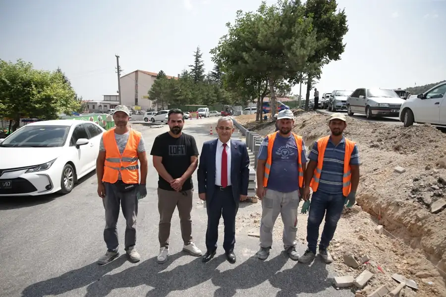 Kütahya Şehir Hastanesi bölgesinde kaldırım mesaisi