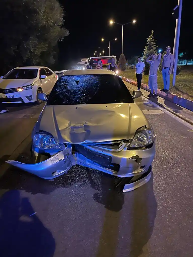 Kütahya'da otomobil, aniden duran motosikletle çarpıştı