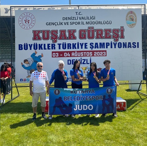 Kütahyalı sporcular güreş ve atletizme damga vurdu