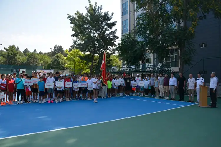 Manisa'da ANALİG tenis yarı final müsabakaları başladı