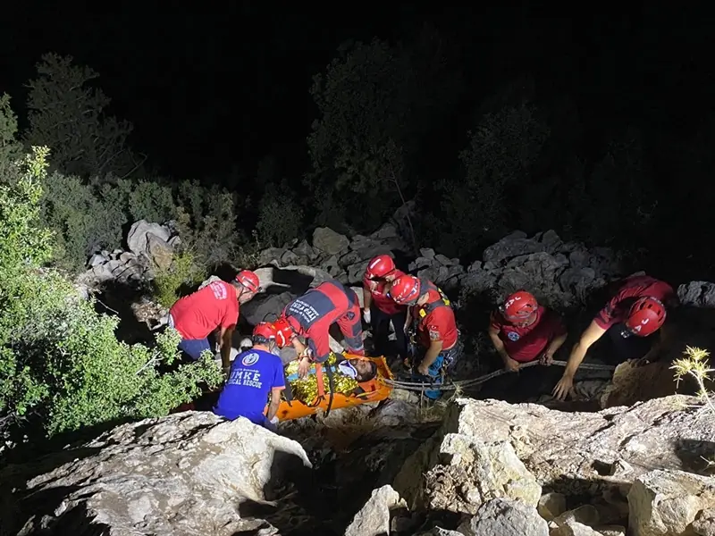 Muğla'da kayalıktan düşerek yaralanan kişi kurtarıldı