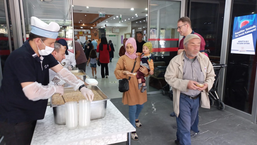 Anadolu Hastanesi’nden aşure ikramı