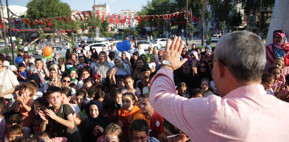 Çocuklar Zafer Meydanı'nda buluştu