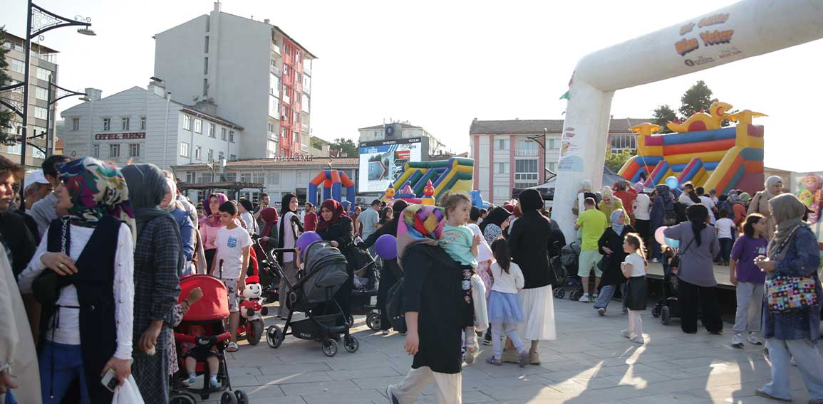 Çocuklar Zafer Meydanı'nda buluştu