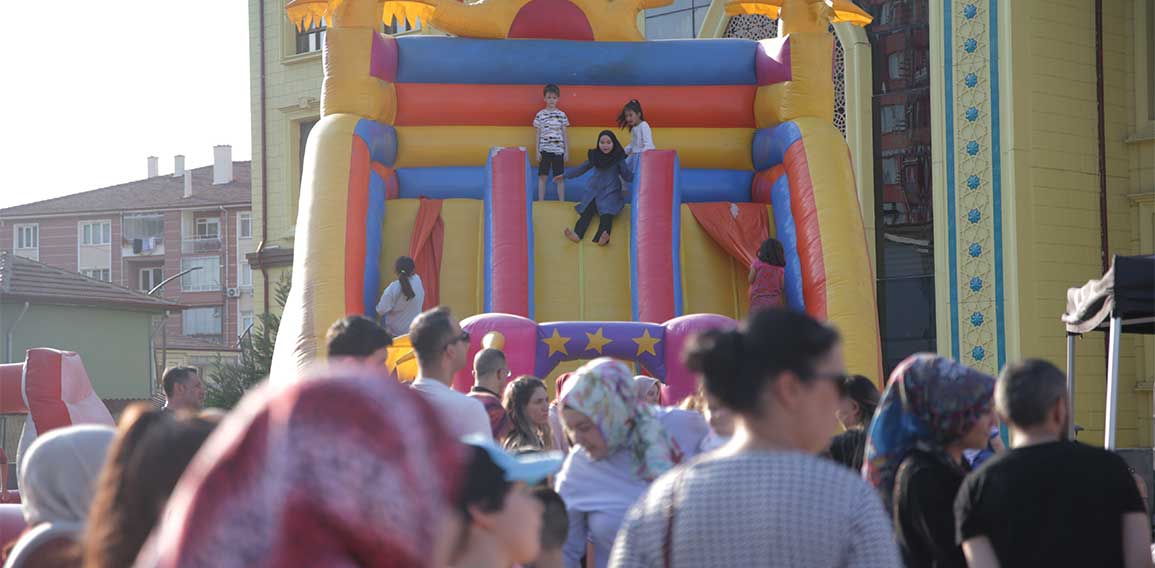 Çocuklar Zafer Meydanı'nda buluştu