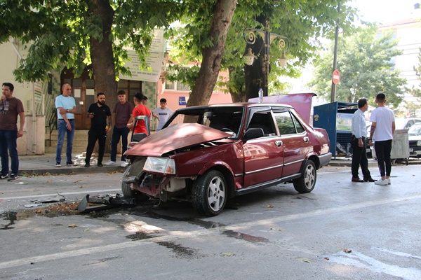 Kütahya'da kontrolden çıkan otomobil 4 araca çarptı