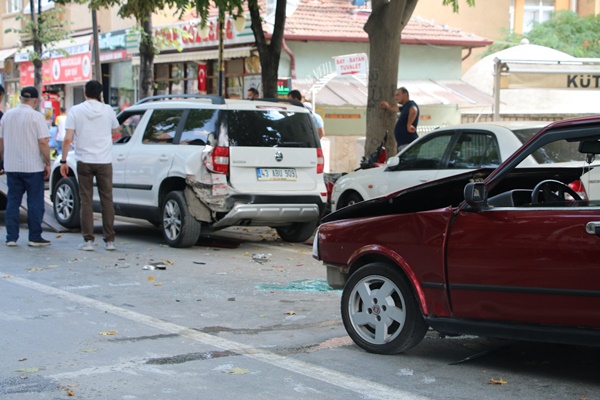 Kütahya'da kontrolden çıkan otomobil 4 araca çarptı