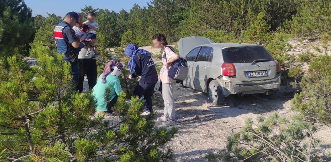 Kütahya'da iki otomobil devrildi, yaralılar var