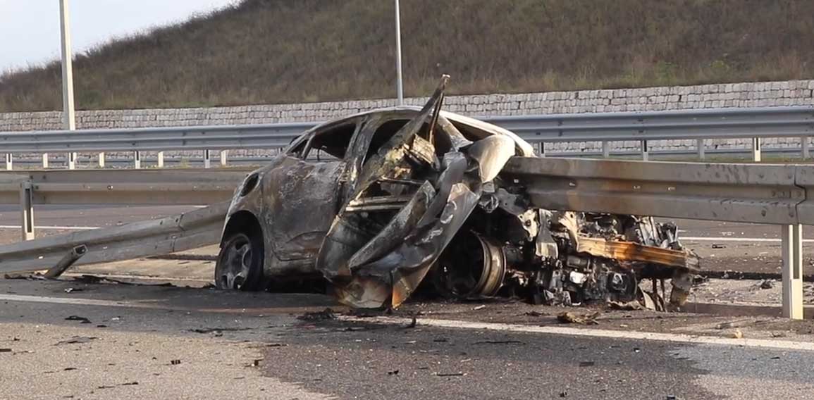 Otomobil bariyere saplandı: 2 kişi öldü