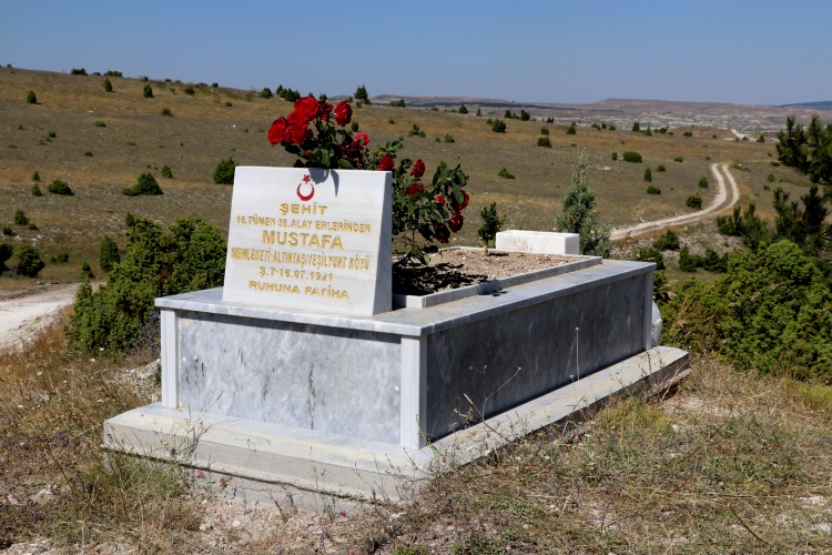 Kütahya'da Şehidin mezarı yaptırıldı, Türk bayrağı dikildi