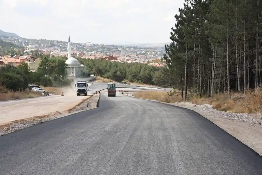 Kütahya’da mahallelerde asfalt mesaisi sürüyor