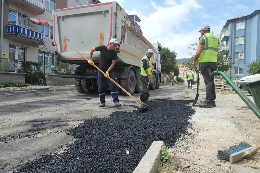 Kütahya’da mahallelerde asfalt mesaisi sürüyor