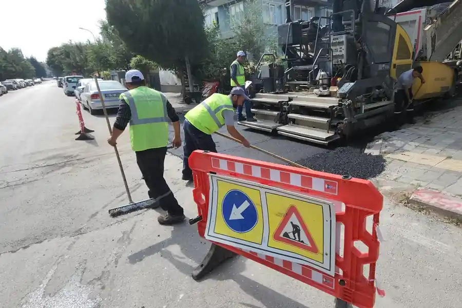 Kütahya’da mahallelerde asfalt mesaisi sürüyor