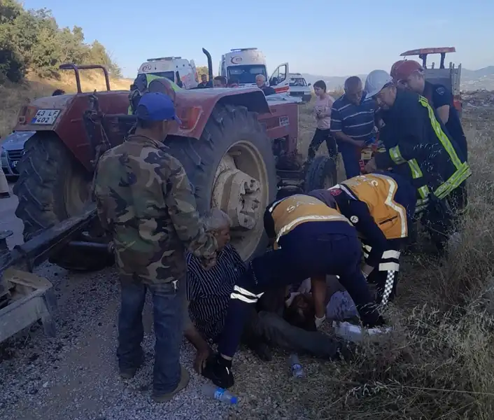 Kütahya'da odun yüklü traktör römorku devrildi, yaralılar var