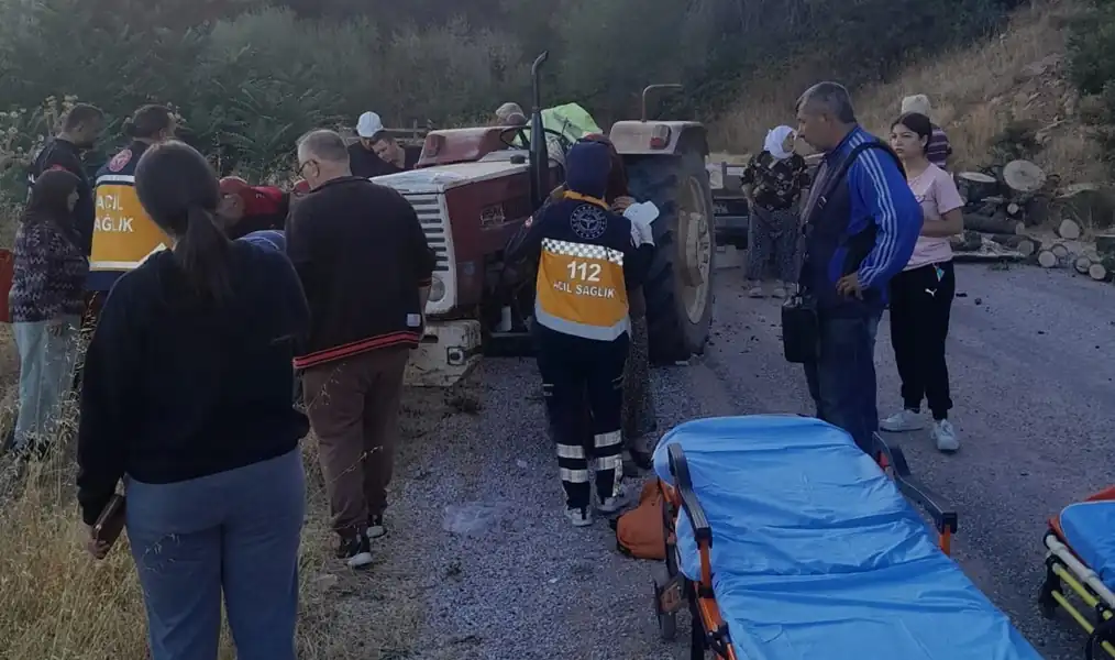 Kütahya'da odun yüklü traktör römorku devrildi, yaralılar var