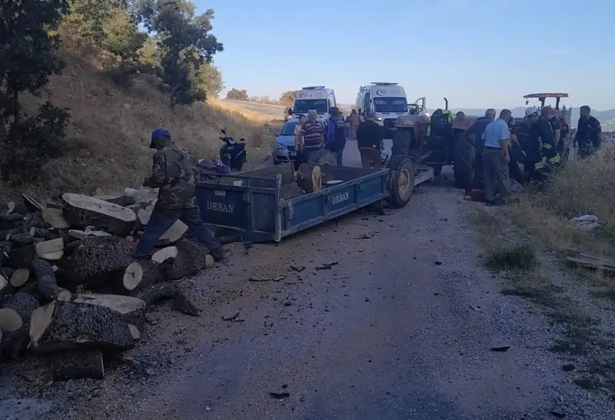 Kütahya'da odun yüklü traktör römorku devrildi, yaralılar var