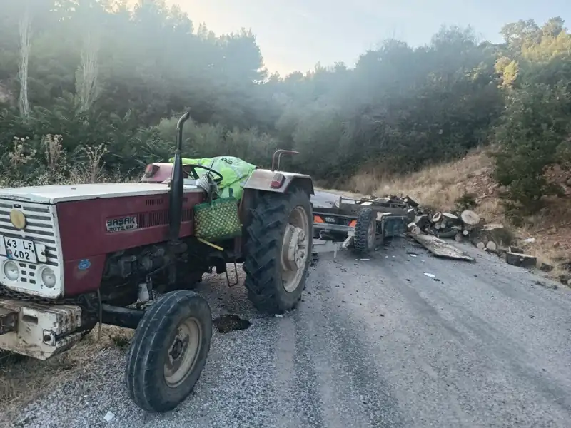 Kütahya'da odun yüklü traktör römorku devrildi, yaralılar var