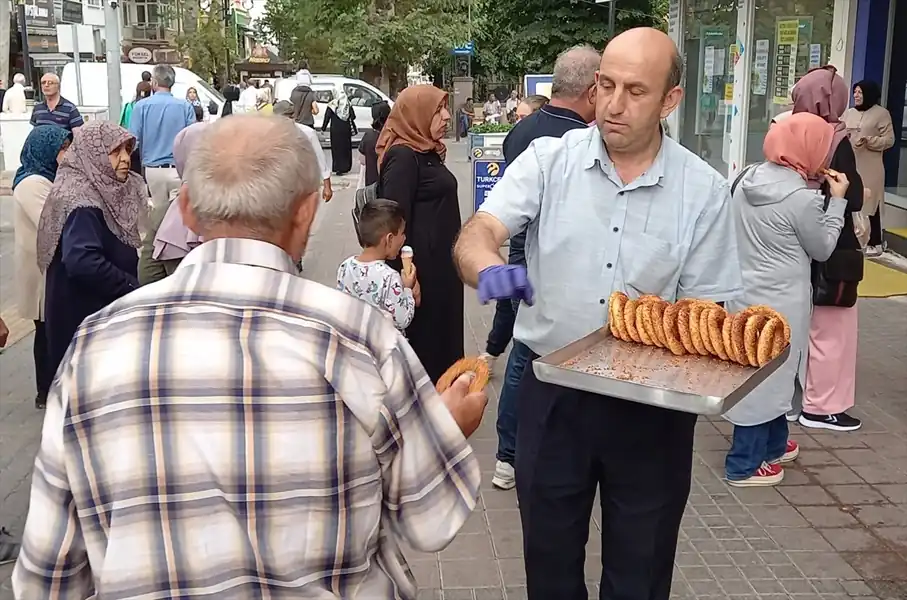 Kütahya’da şampiyonluğu simit dağıtarak kutladı