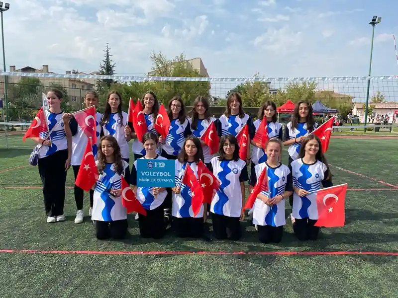 Kütahyalı minik voleybolcular Eskişehir’de boy gösterdi