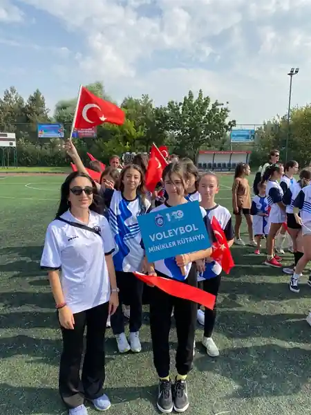 Kütahyalı minik voleybolcular Eskişehir’de boy gösterdi