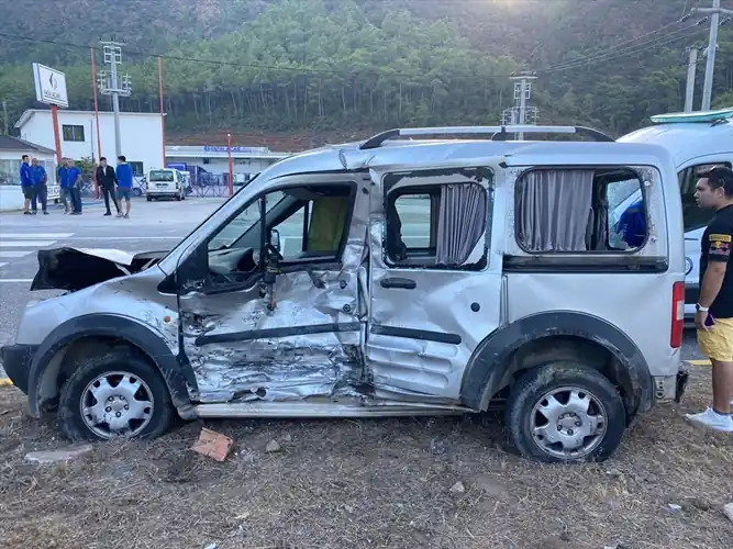 Muğla'da kamyonet ile minibüs çarpıştı. Ölü ve yaralılar var