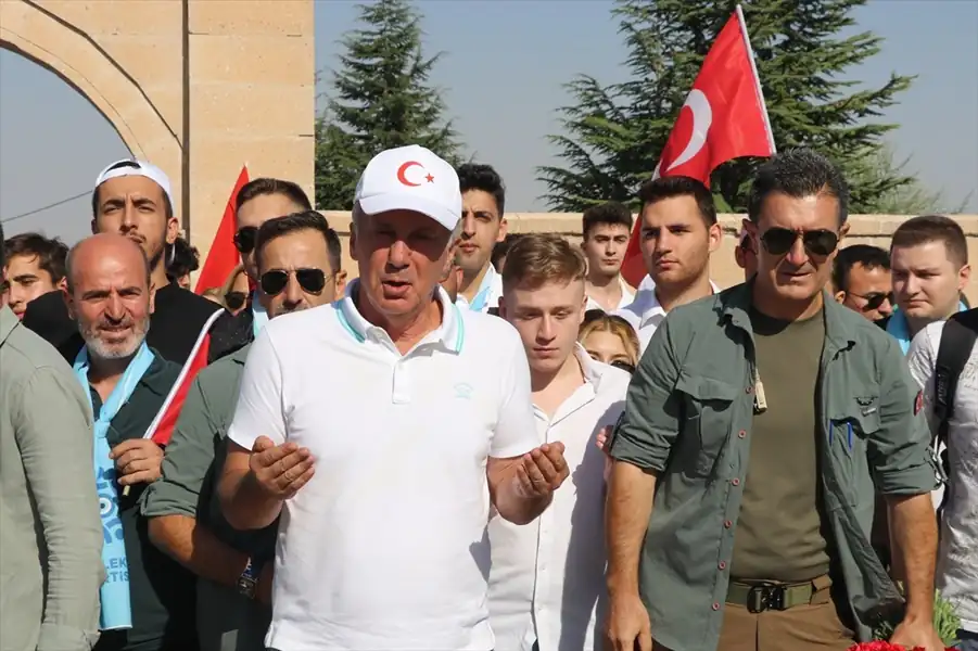 Muharrem İnce Dumlupınar Şehitliği’ni ziyaret etti