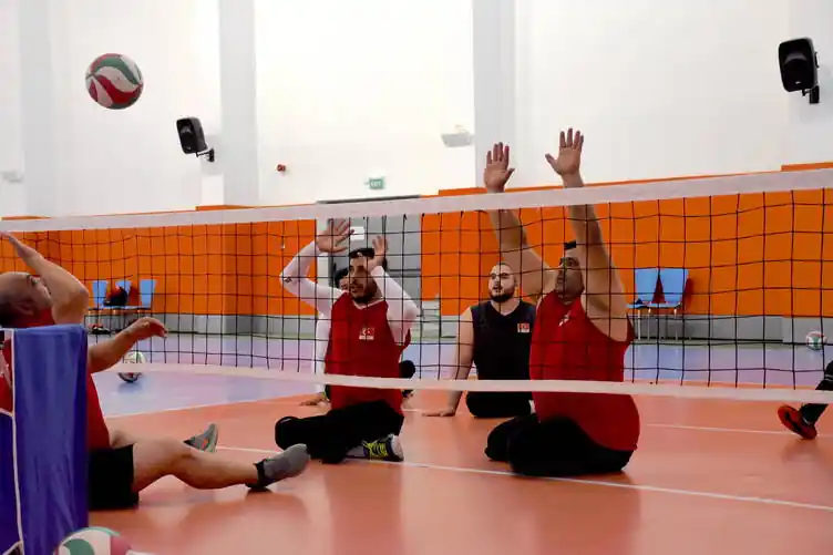 Oturarak voleybolda milli takımın başarısı için ter döküyor