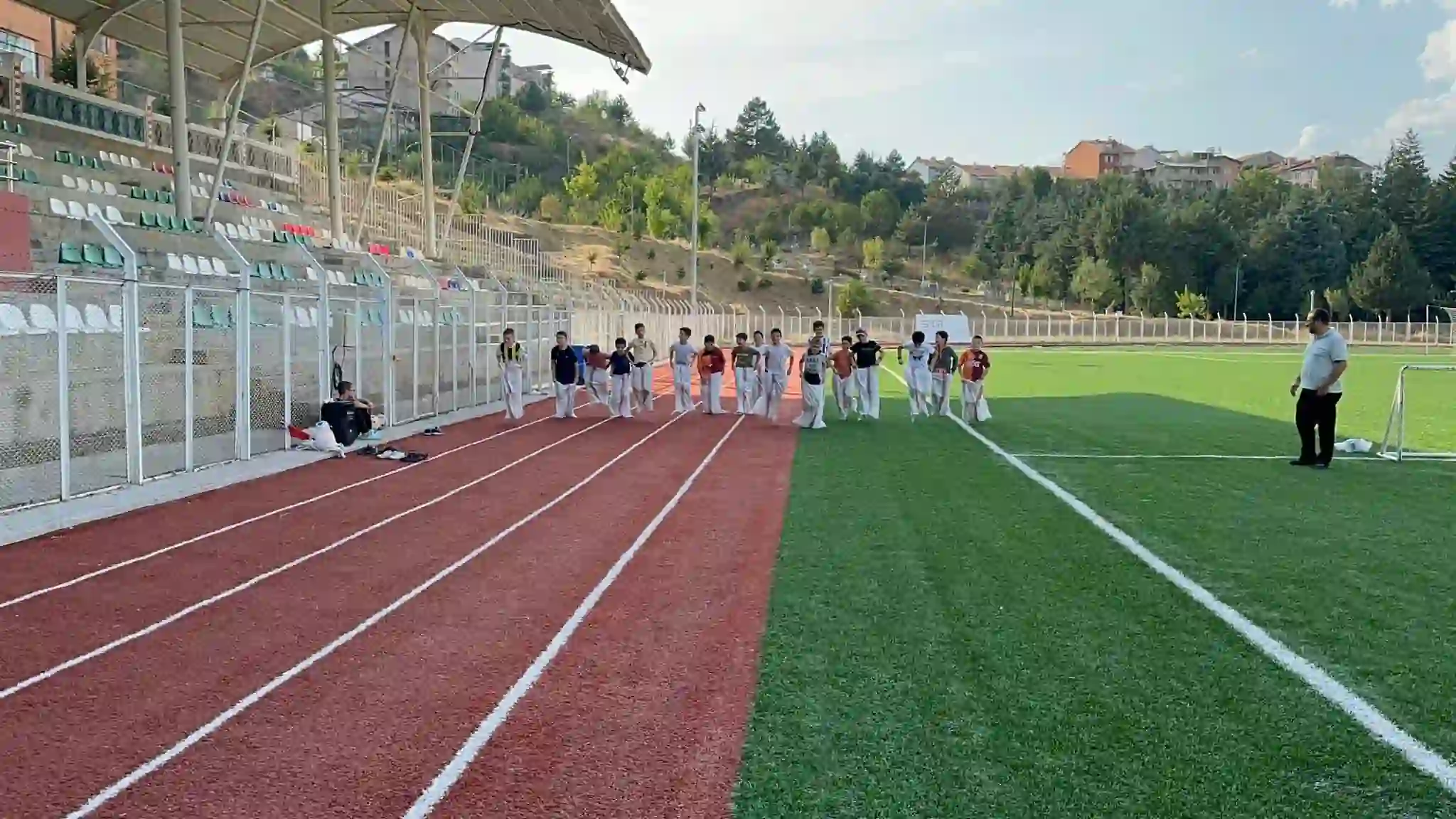 Simav’da genç hafız adayları sporla eğlendi