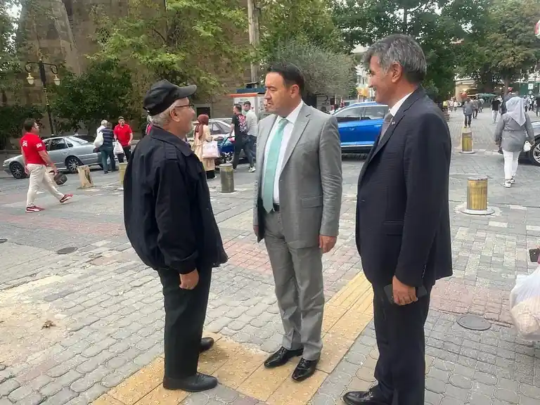 Vali Işın, Cumhuriyet Caddesi’nde Kütahyalılarla buluştu