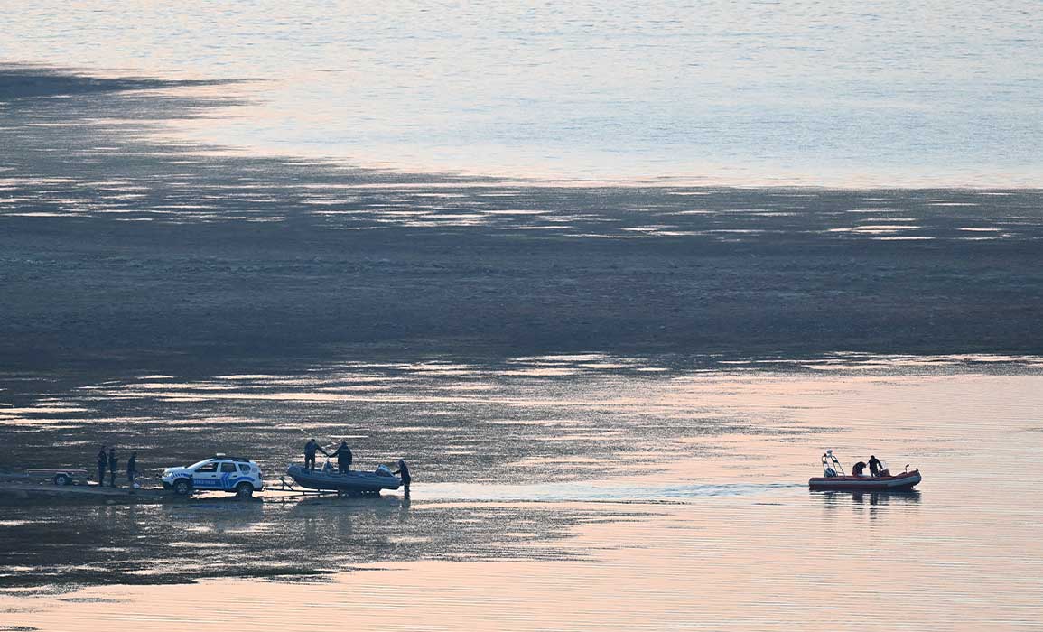 Orman yangınına müdahale eden helikopter baraja düştü