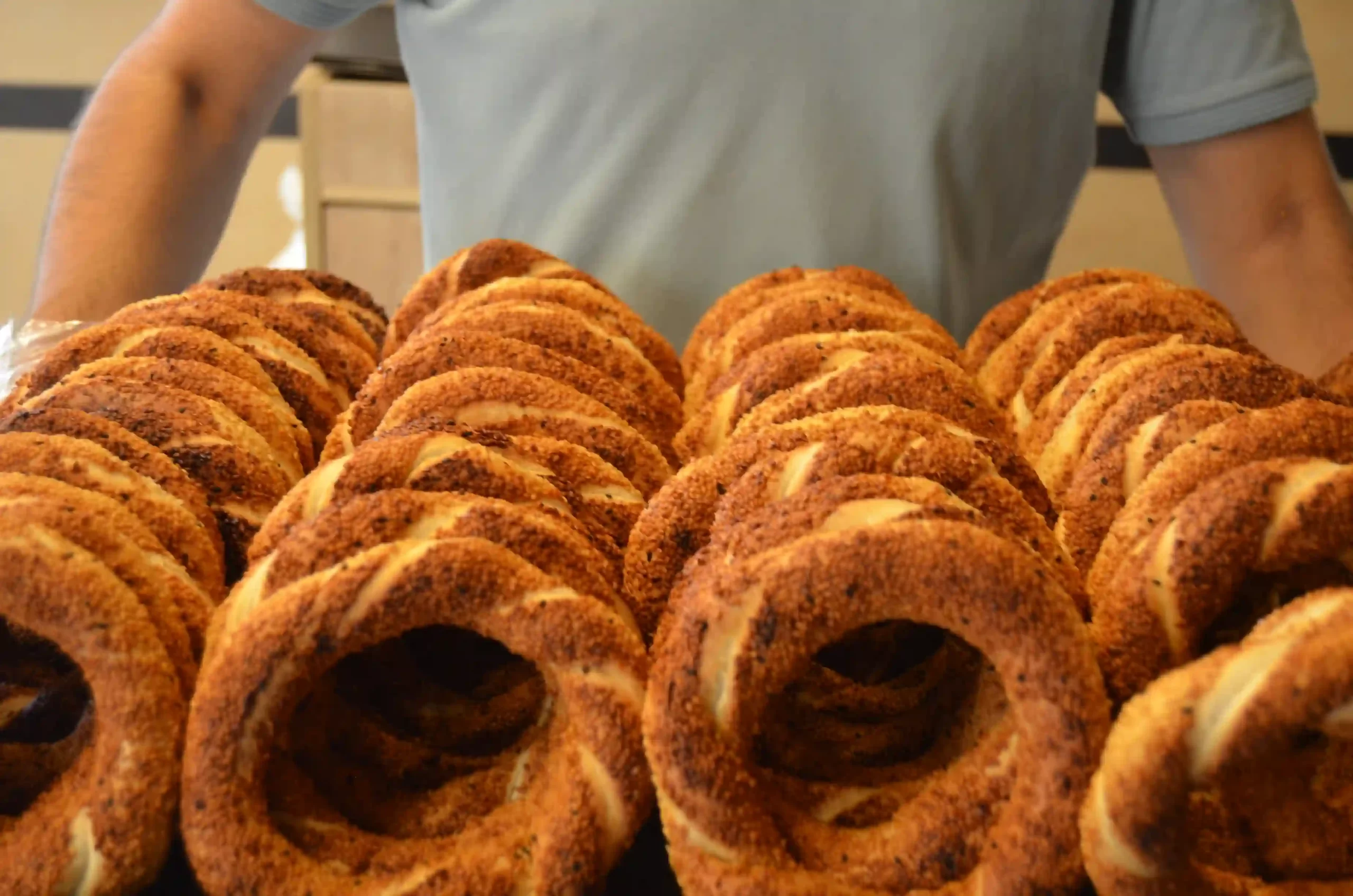 Kütahya'nın meşhur simitçisi Melissa Vargas için simit dağıttı