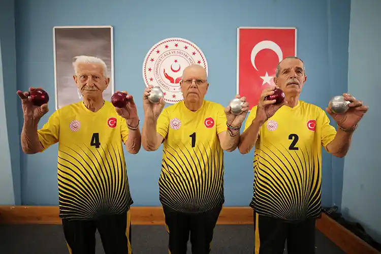 Huzurevi sakinleri sanat ve sporla iç içe vakit geçiriyor