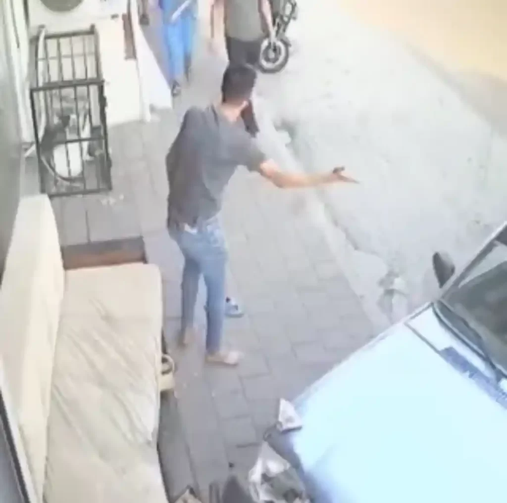 Kanepede uyurken araba çarptı