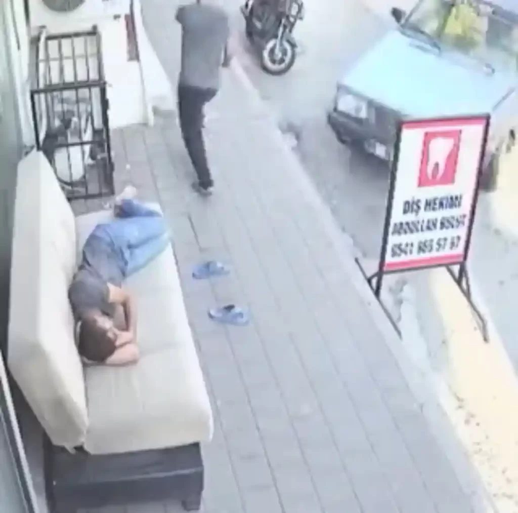 Kanepede uyurken araba çarptı 