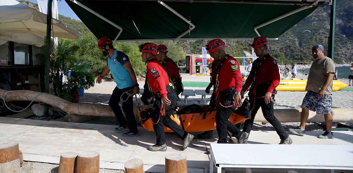 Kayalıklara düşen paraşüt pilotu öldü