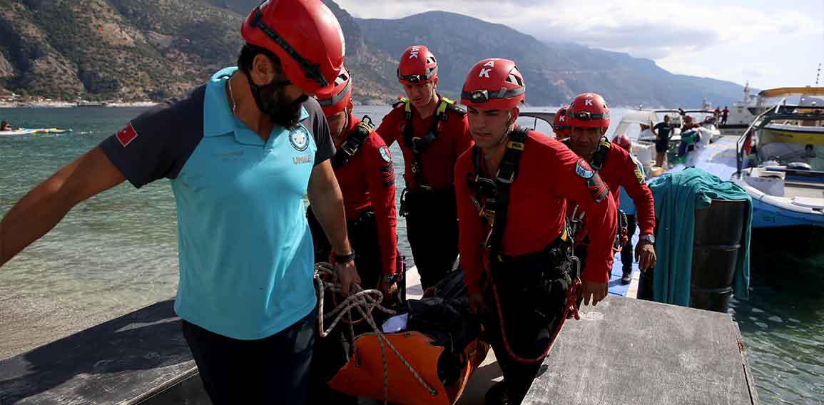 Kayalıklara düşen paraşüt pilotu öldü