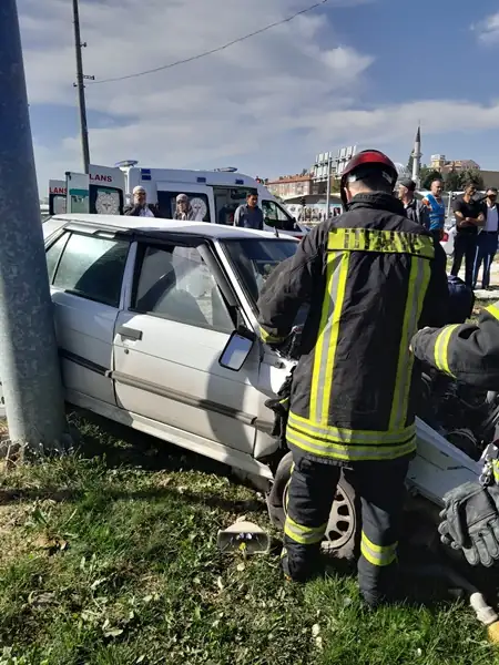 Kütahya'da kavşakta iki otomobil çarpıştı, yaralılar var