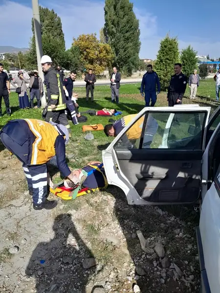 Kütahya'da kavşakta iki otomobil çarpıştı, yaralılar var