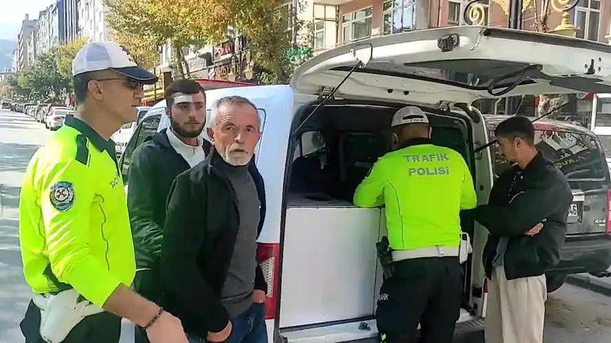 Kütahya'da kural ihlali yapan araçtaki şahıs polise zorluk çıkardı