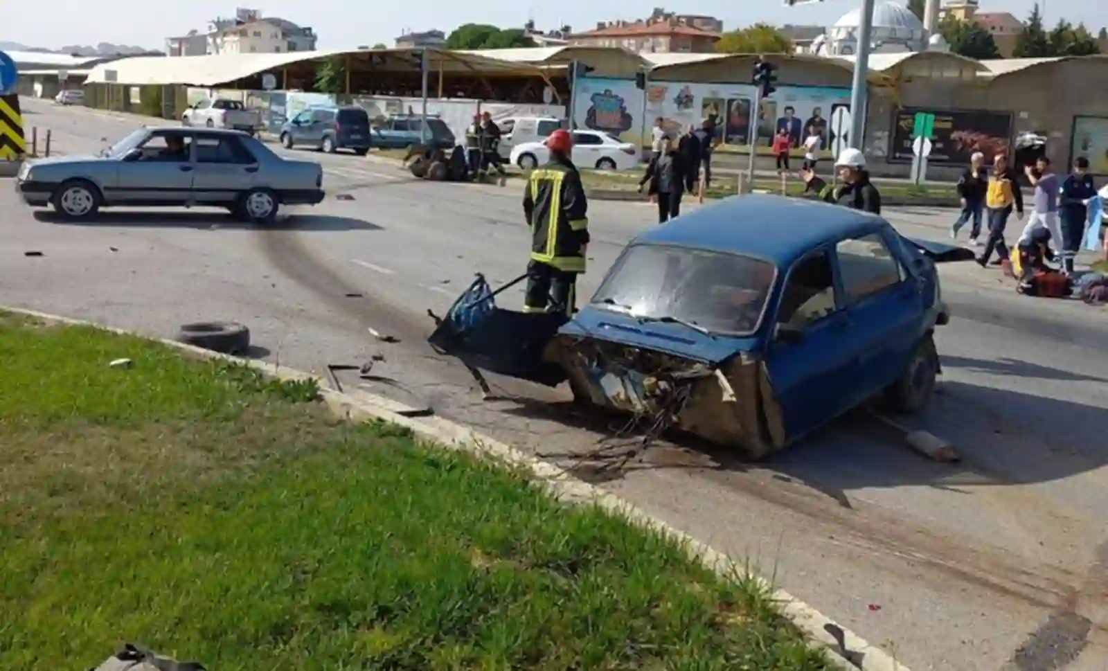 Kütahyada tır otomobili biçti