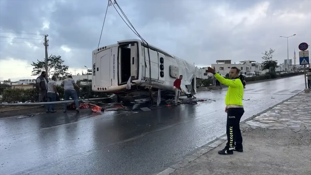 Midibüs ve Otomobil Çarpıştı (1)