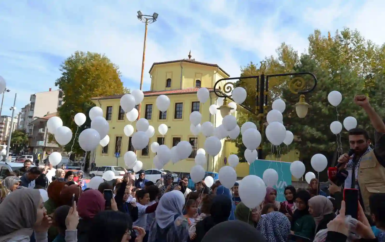 Kütahya’da beyaz balonlar Filistinli şehit çocuklar için bırakıldı 