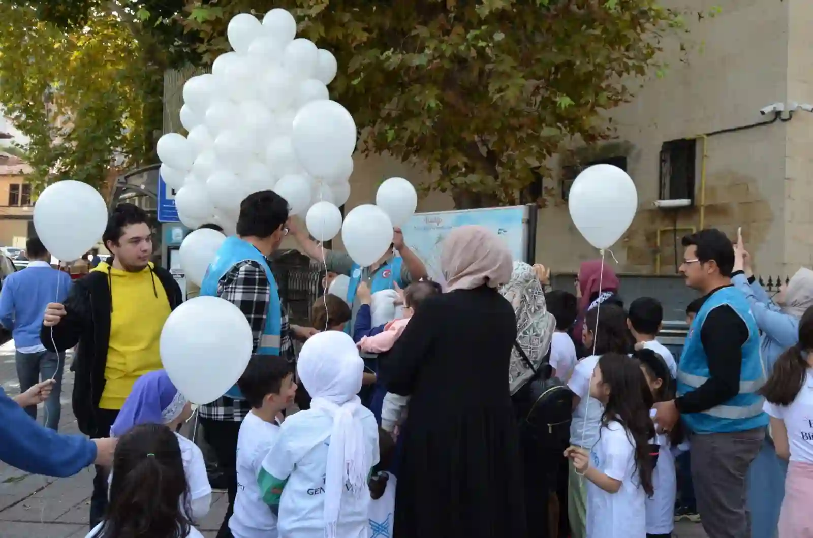 Kütahya’da beyaz balonlar Filistinli şehit çocuklar için bırakıldı 