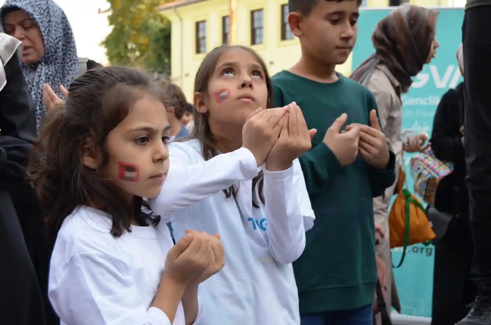 Kütahya’da beyaz balonlar Filistinli şehit çocuklar için bırakıldı 