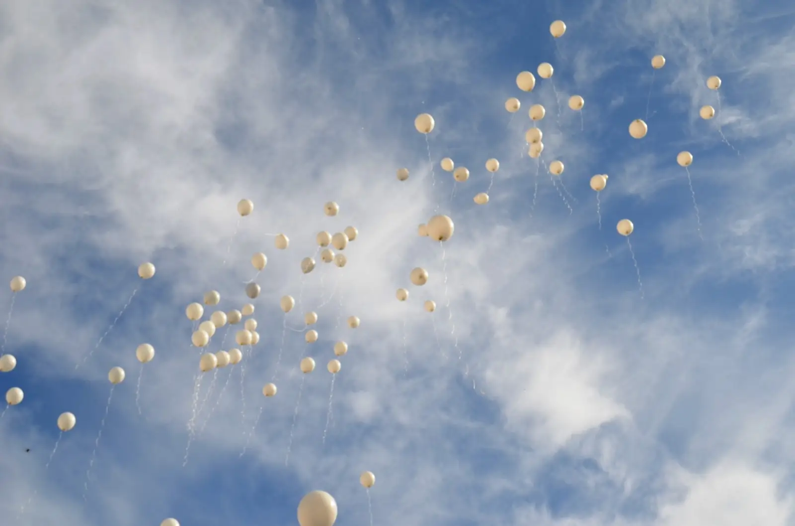 Kütahya’da beyaz balonlar Filistinli şehit çocuklar için bırakıldı 