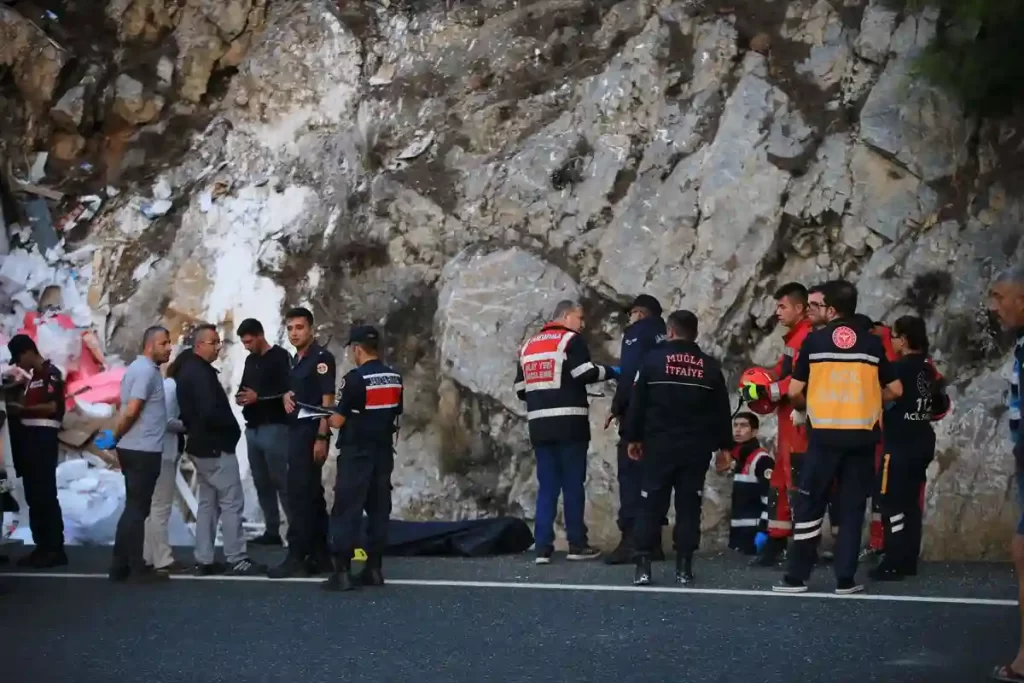 tır kayalıklara çarptı sürücü hayatını kaybetti