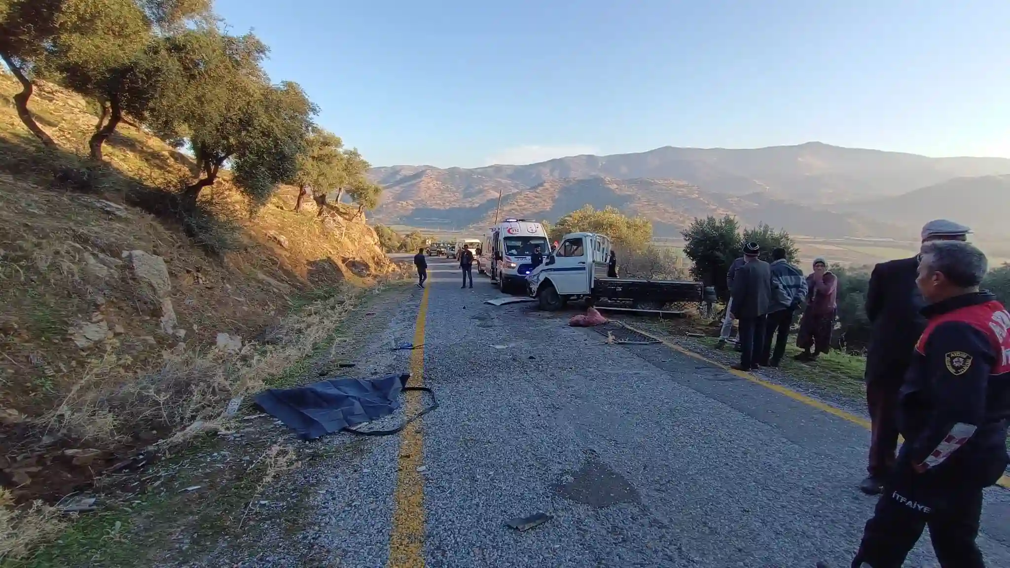 Kamyonet uçuruma devrildi, 2 kişi öldü