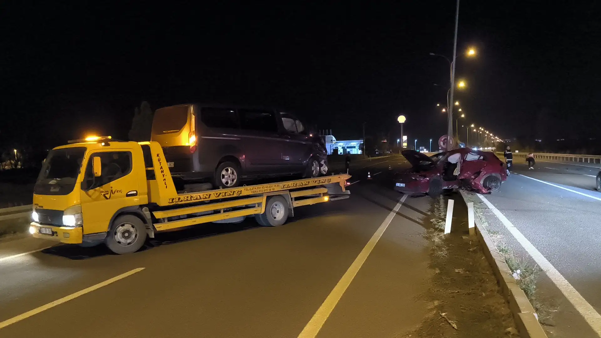 Kütahya'da minibüs ve otomobil çarpıştı, kardeşler yaralandı