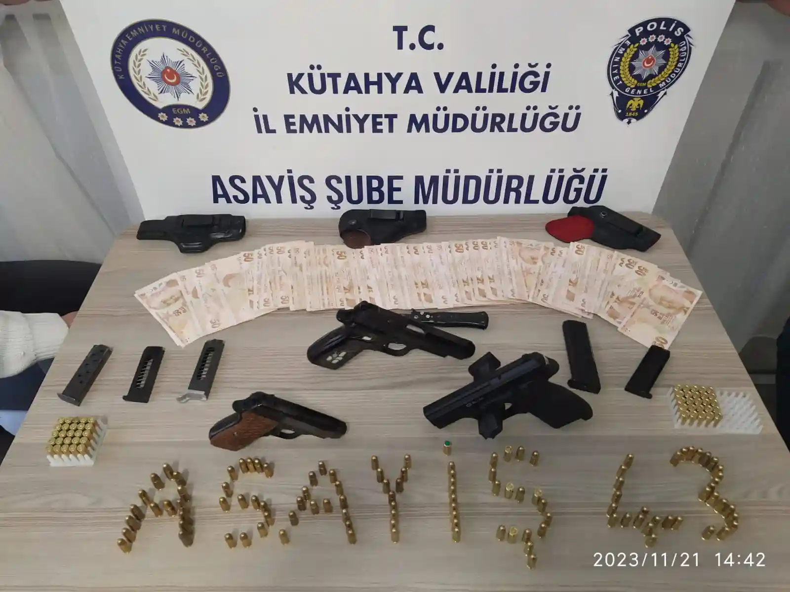 Kütahya’da polisin şüphelendiği kişiden silahlar ele geçirildi 